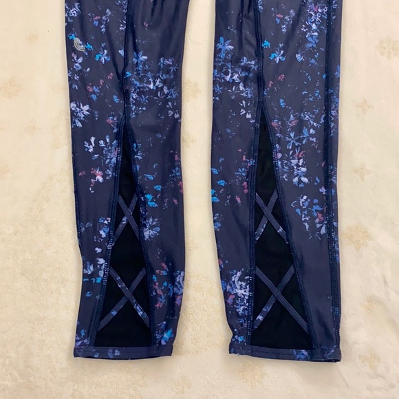 🎉 HOST PICK!!🎉🎊 Lolë, Blue Capris with Floral Prints, Size XS - Picture 3 of 8